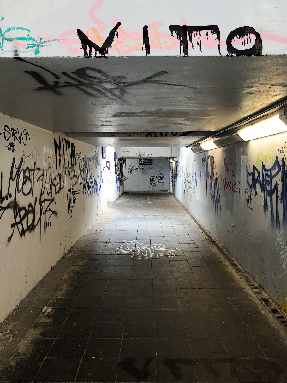 Unterführung zu den Gleisen am Bahnhof Calau, Graffitis sind zu sehen