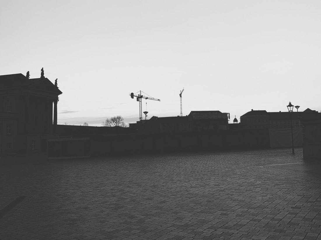 Schwarz-weiß Bild, Silhouette der Gebäude um den Alten Markt, Teil des Stadtschlosses und große Baukräne am Horizont