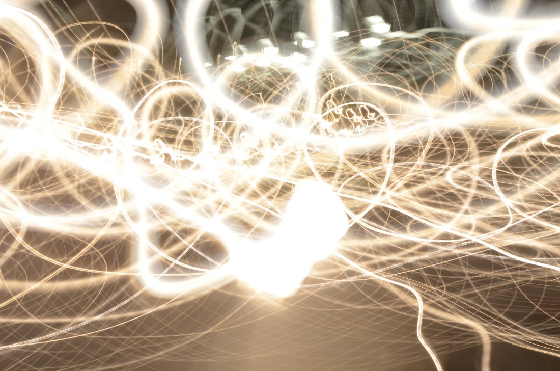 Kreise aus Licht, die ineinanderfliessen, dunkler Hintergrund