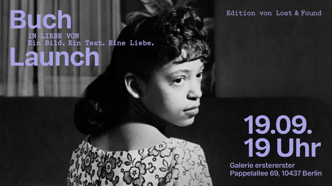 Eine junge Frau im hellen Blumenkleid und dunkeln Haaren sitzt mit dem Rücken zum Betrachtenden und blickt über die rechte Schulter nach hinten, am Betrachtenden vorbei.