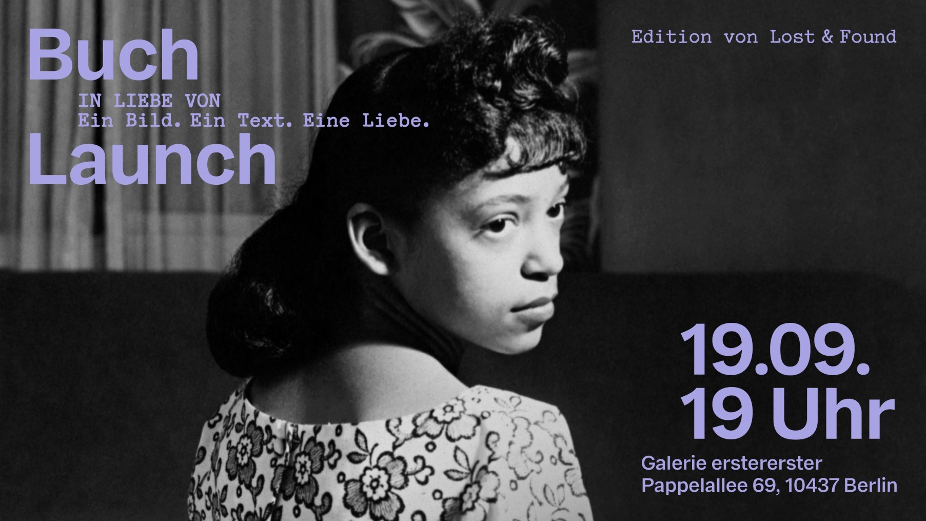 Eine junge Frau im hellen Blumenkleid und dunkeln Haaren sitzt mit dem Rücken zum Betrachtenden und blickt über die rechte Schulter nach hinten, am Betrachtenden vorbei.