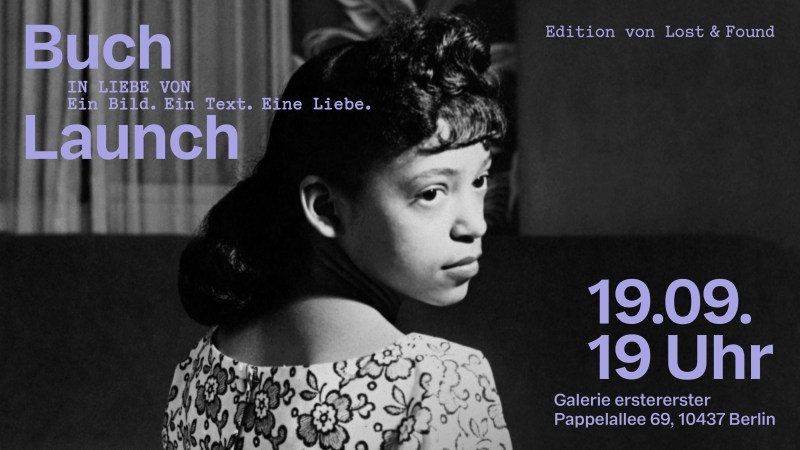 Eine junge Frau im hellen Blumenkleid und dunkeln Haaren sitzt mit dem Rücken zum Betrachtenden und blickt über die rechte Schulter nach hinten, am Betrachtenden vorbei.