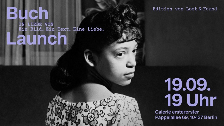 Eine junge Frau im hellen Blumenkleid und dunkeln Haaren sitzt mit dem Rücken zum Betrachtenden und blickt über die rechte Schulter nach hinten, am Betrachtenden vorbei.